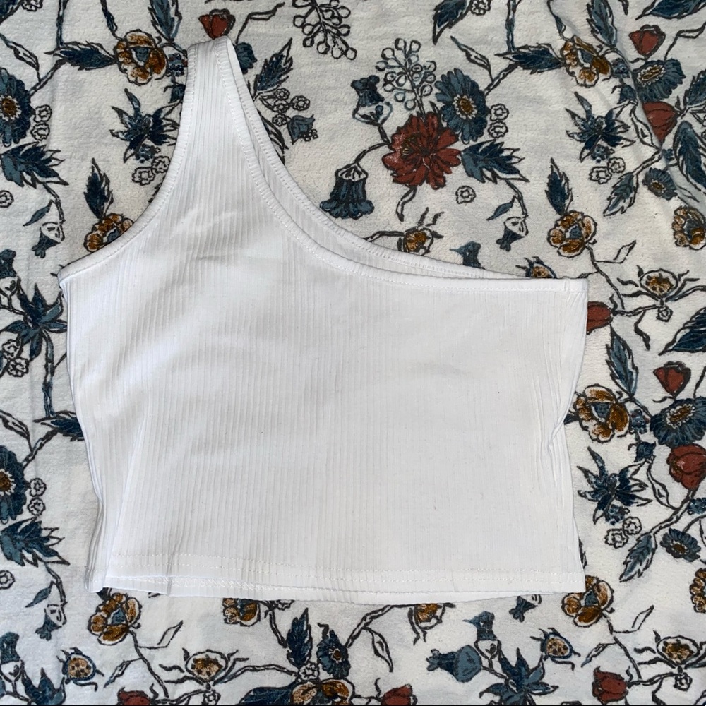 One shoulder crop top!